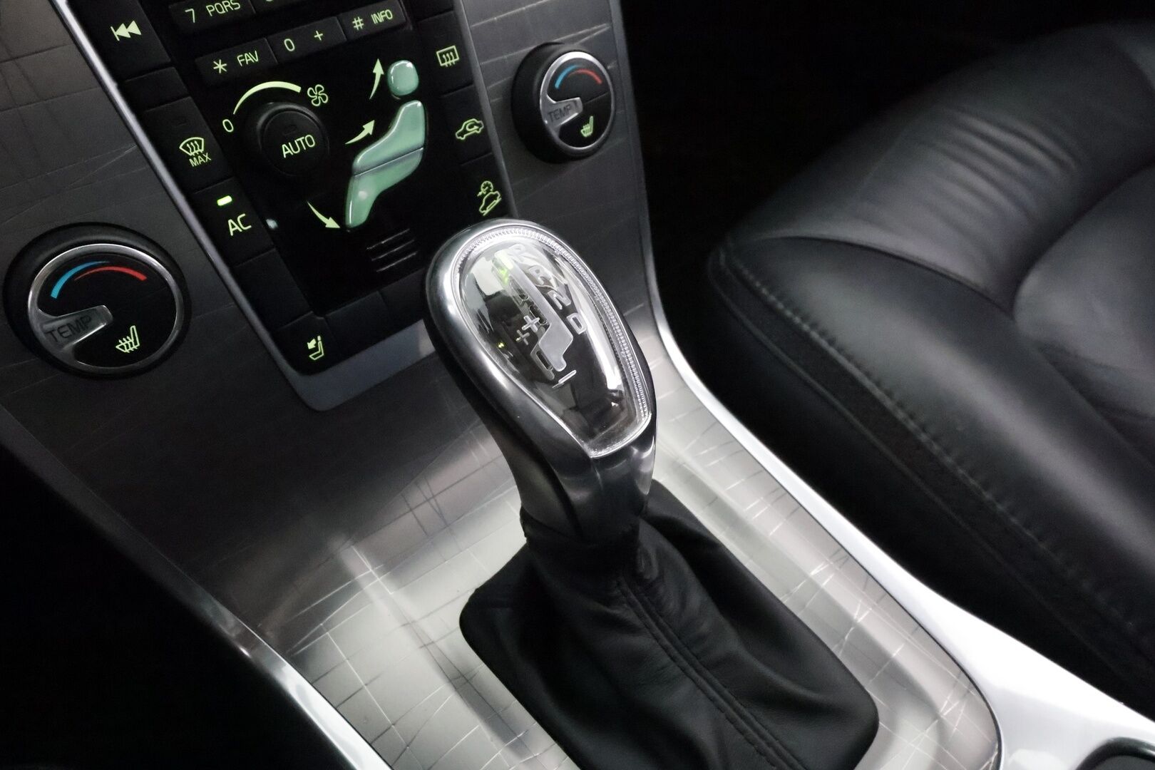 Volvo XC70 2013 D4 AWD Geartronic Summum ** Webasto / Koukku / P.Tutka / XENON / Navi / Nahkaverhoilu / Muistipenkki / Kattoluukku ** - Kahdet Renkaat