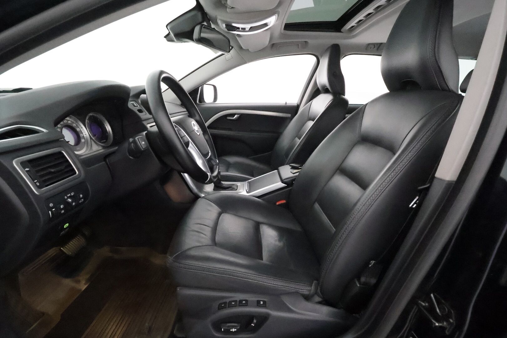 Volvo XC70 2013 D4 AWD Geartronic Summum ** Webasto / Koukku / P.Tutka / XENON / Navi / Nahkaverhoilu / Muistipenkki / Kattoluukku ** - Kahdet Renkaat