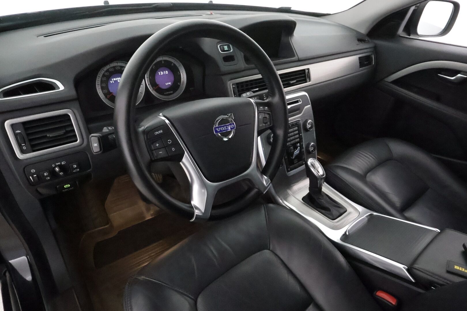 Volvo XC70 2013 D4 AWD Geartronic Summum ** Webasto / Koukku / P.Tutka / XENON / Navi / Nahkaverhoilu / Muistipenkki / Kattoluukku ** - Kahdet Renkaat