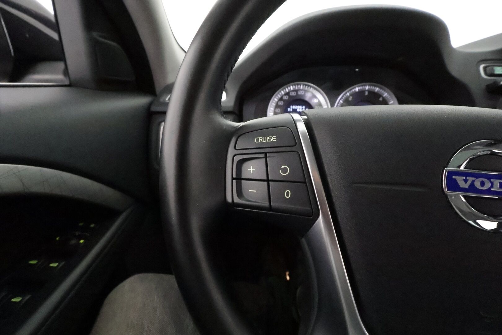 Volvo XC70 2013 D4 AWD Geartronic Summum ** Webasto / Koukku / P.Tutka / XENON / Navi / Nahkaverhoilu / Muistipenkki / Kattoluukku ** - Kahdet Renkaat