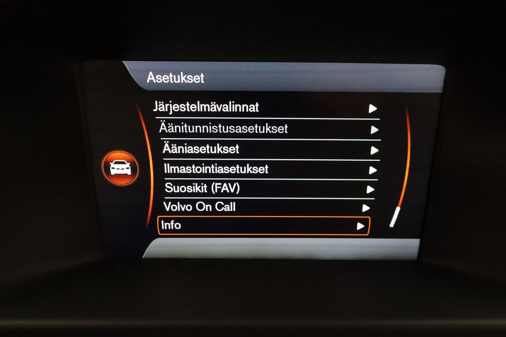 Volvo XC70 2013 D4 AWD Geartronic Summum ** Webasto / Koukku / P.Tutka / XENON / Navi / Nahkaverhoilu / Muistipenkki / Kattoluukku ** - Kahdet Renkaat