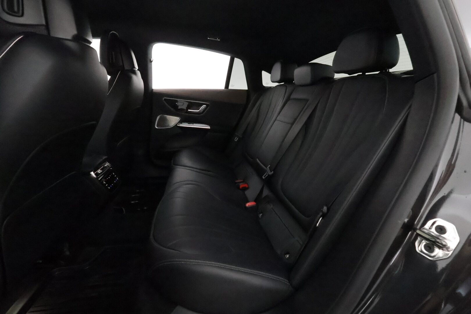 MERCEDES-BENZ EQE 2022 350+ Avantgarde *360° / Koukku / ACC / Digital Light / Burmester / Muistipenkit / Navi / Kaistavahti* - 3,99 % KORKOTARJOUS TÄHÄN AUTOON - Merkkihuollettu / Viimeisin huolto 69tkm / Kahdet MB alumiinivanteet / Supervarusteet