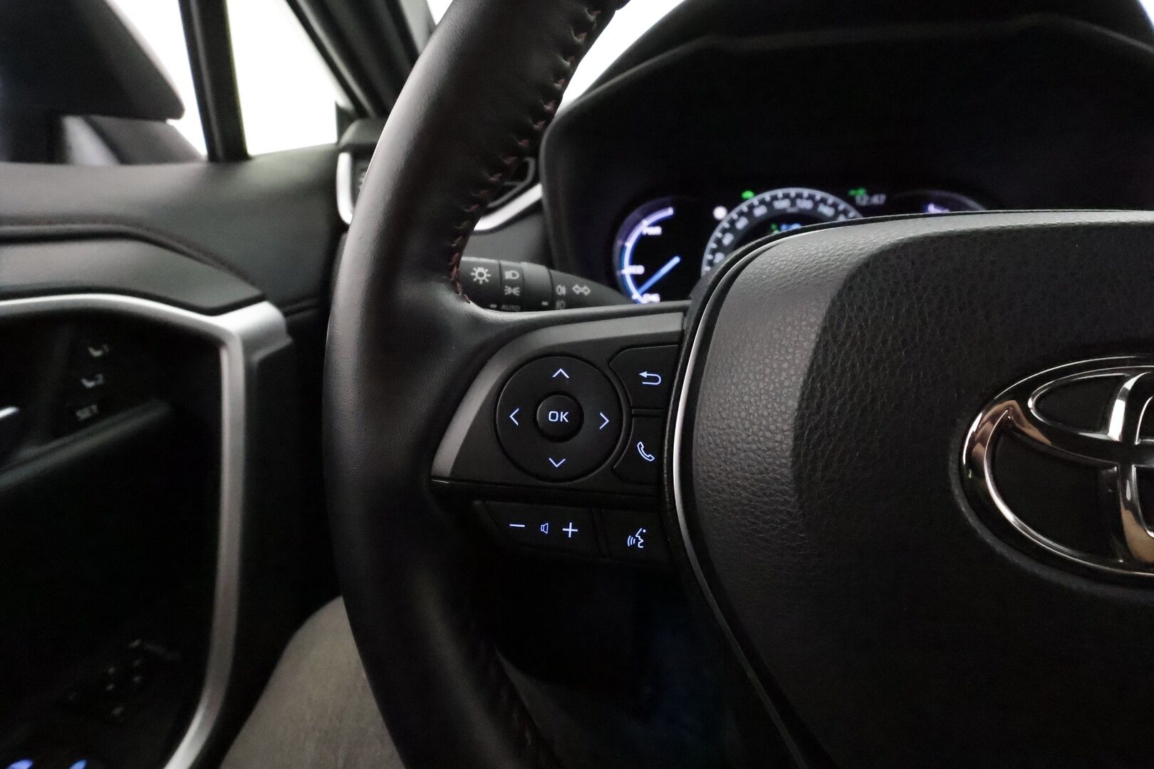 TOYOTA RAV4 PLUG-IN 2020 Hybrid 2,5 AWD **360.kamera / HUD / JBL / Muistipenkki / Ilmastoidut penkit / Koukku / Navi** - 3,99 % KORKOTARJOUS TÄHÄN AUTOON - 