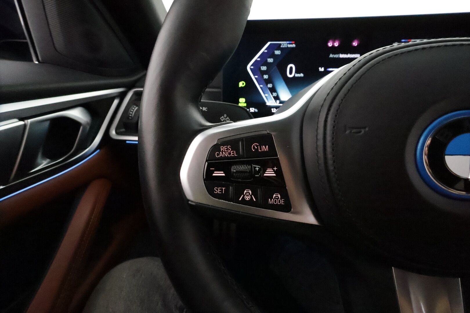 BMW I4 2023 Gran Coupe 40 eDrive M-Sport ** HUD / 360° Kamera / Adapt.Vakkari / Laser-LED / HiFi / Sporttipenkki Muistilla ** - 3,99 % KORKOTARJOUS TÄHÄN AUTOON - Akku kuntotarkastettu / 2x Latauskaapelit / Kahdet Renkaat / 