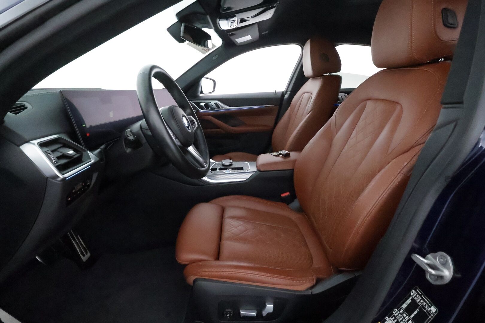 BMW I4 2023 Gran Coupe 40 eDrive M-Sport ** HUD / 360° Kamera / Adapt.Vakkari / Laser-LED / HiFi / Sporttipenkki Muistilla ** - 3,99 % KORKOTARJOUS TÄHÄN AUTOON - Akku kuntotarkastettu / 2x Latauskaapelit / Kahdet Renkaat / 