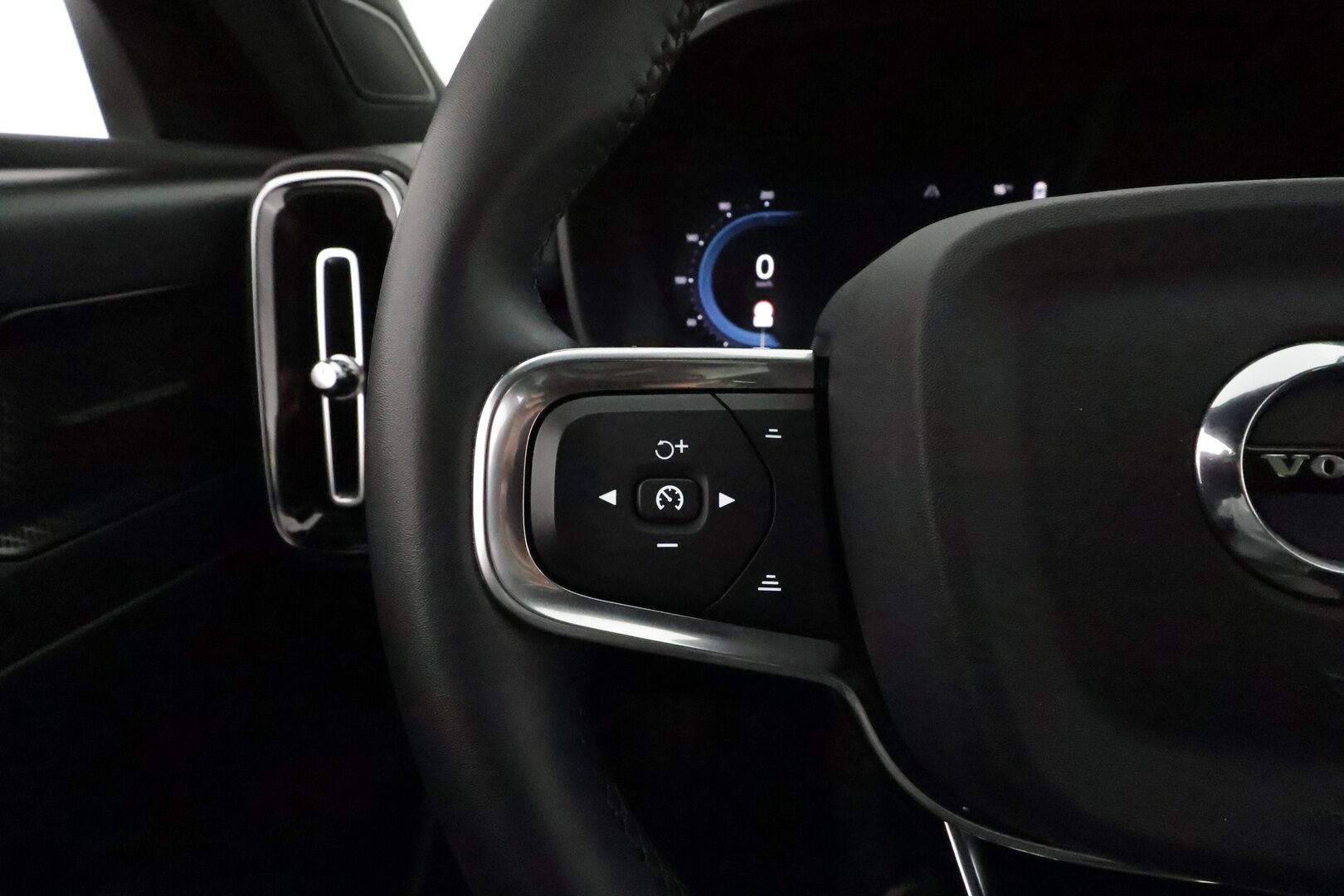 Volvo C40 2022 Recharge Twin ** 360° / Lämpöpumppu / Koukku / Adapt.Vakkari / Pixel-LED / Harman/Kardon / Sporttipenkki Muistilla ** - 3,99 % KORKOTARJOUS TÄHÄN AUTOON - Akku kuntotarkastettu