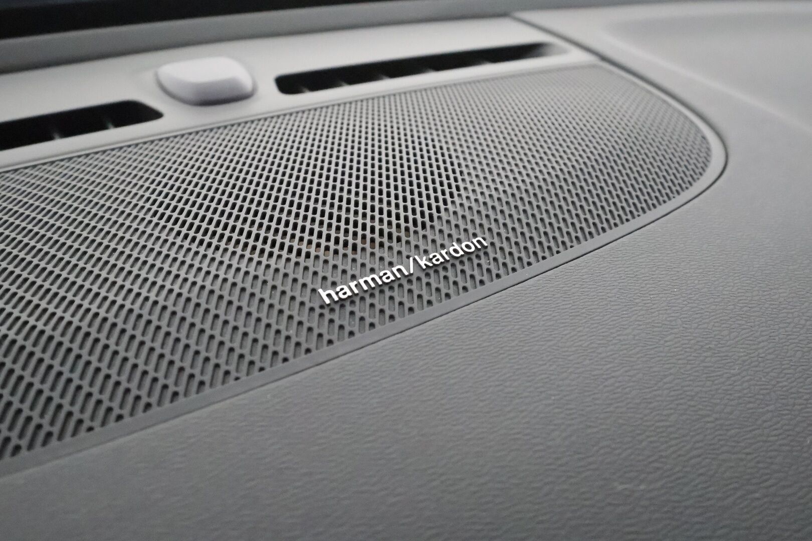 Volvo C40 2022 Recharge Twin ** 360° / Lämpöpumppu / Koukku / Adapt.Vakkari / Pixel-LED / Harman/Kardon / Sporttipenkki Muistilla ** - 3,99 % KORKOTARJOUS TÄHÄN AUTOON - Akku kuntotarkastettu