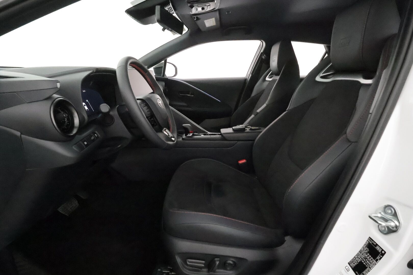 TOYOTA C-HR 2024 2,0 Hybrid AWD-i GR SPORT **HUD / JBL / Adapt.vakkari / P.kamera / Muistipenkki / Sporttipenkit / Navi / KeylessGo** - 3,99 % KORKOTARJOUS TÄHÄN AUTOON - * Uusikorinen C-HR kovilla varusteilla! / Kahdet renkaat vanteilla! *