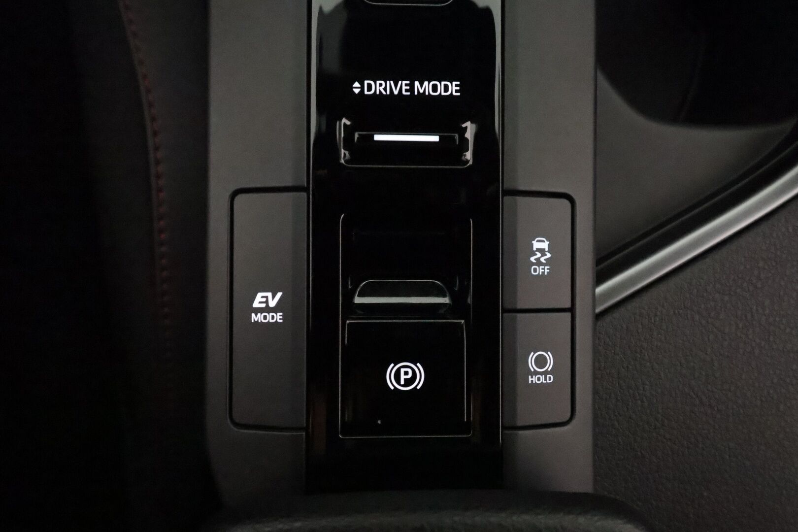 TOYOTA C-HR 2024 2,0 Hybrid AWD-i GR SPORT **HUD / JBL / Adapt.vakkari / P.kamera / Muistipenkki / Sporttipenkit / Navi / KeylessGo** - 3,99 % KORKOTARJOUS TÄHÄN AUTOON - * Uusikorinen C-HR kovilla varusteilla! / Kahdet renkaat vanteilla! *