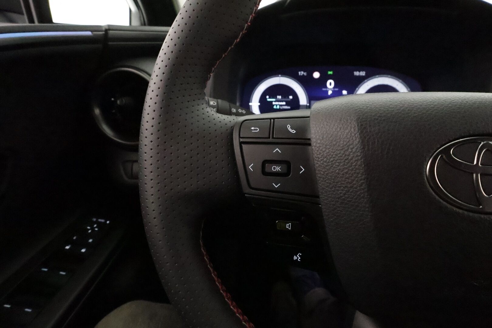 TOYOTA C-HR 2024 2,0 Hybrid AWD-i GR SPORT **HUD / JBL / Adapt.vakkari / P.kamera / Muistipenkki / Sporttipenkit / Navi / KeylessGo** - 3,99 % KORKOTARJOUS TÄHÄN AUTOON - * Uusikorinen C-HR kovilla varusteilla! / Kahdet renkaat vanteilla! *