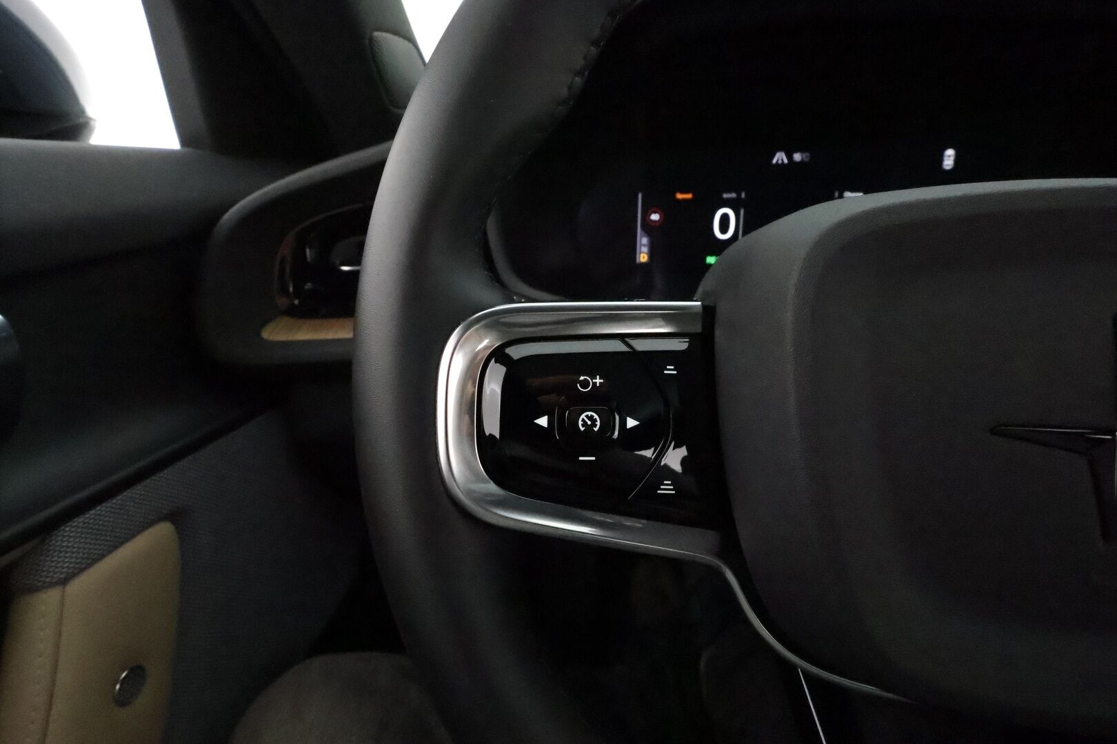 POLESTAR 2 2022 Long Range AWD 78 kWh **Lämpöpumppu / Koukku / Lasikatto / 360° / Adapt.Vakkari / Ilmastoitu Sporttipenkki Muistilla** - 3,99 % KORKOTARJOUS TÄHÄN AUTOON - Akku kuntotarkastettu / 2x Latauskaapelit 