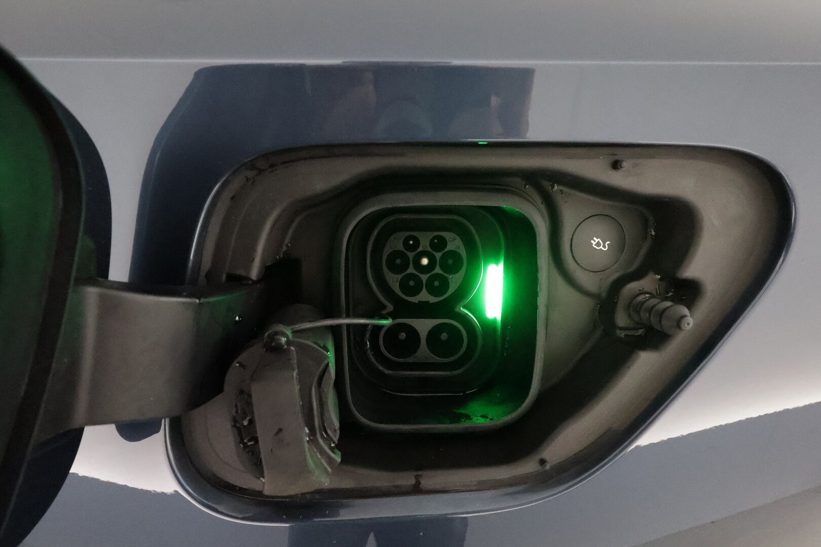 POLESTAR 2 2022 Long Range AWD 78 kWh **Lämpöpumppu / Koukku / Lasikatto / 360° / Adapt.Vakkari / Ilmastoitu Sporttipenkki Muistilla** - 3,99 % KORKOTARJOUS TÄHÄN AUTOON - Akku kuntotarkastettu / 2x Latauskaapelit 