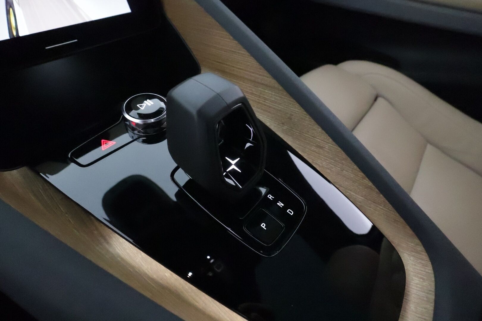 POLESTAR 2 2022 Long Range AWD 78 kWh **Lämpöpumppu / Koukku / Lasikatto / 360° / Adapt.Vakkari / Ilmastoitu Sporttipenkki Muistilla** - 3,99 % KORKOTARJOUS TÄHÄN AUTOON - Akku kuntotarkastettu / 2x Latauskaapelit 