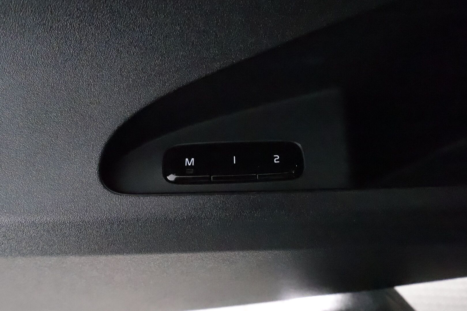 POLESTAR 2 2022 Long Range AWD 78 kWh **Lämpöpumppu / Koukku / Lasikatto / 360° / Adapt.Vakkari / Ilmastoitu Sporttipenkki Muistilla** - 3,99 % KORKOTARJOUS TÄHÄN AUTOON - Akku kuntotarkastettu / 2x Latauskaapelit 