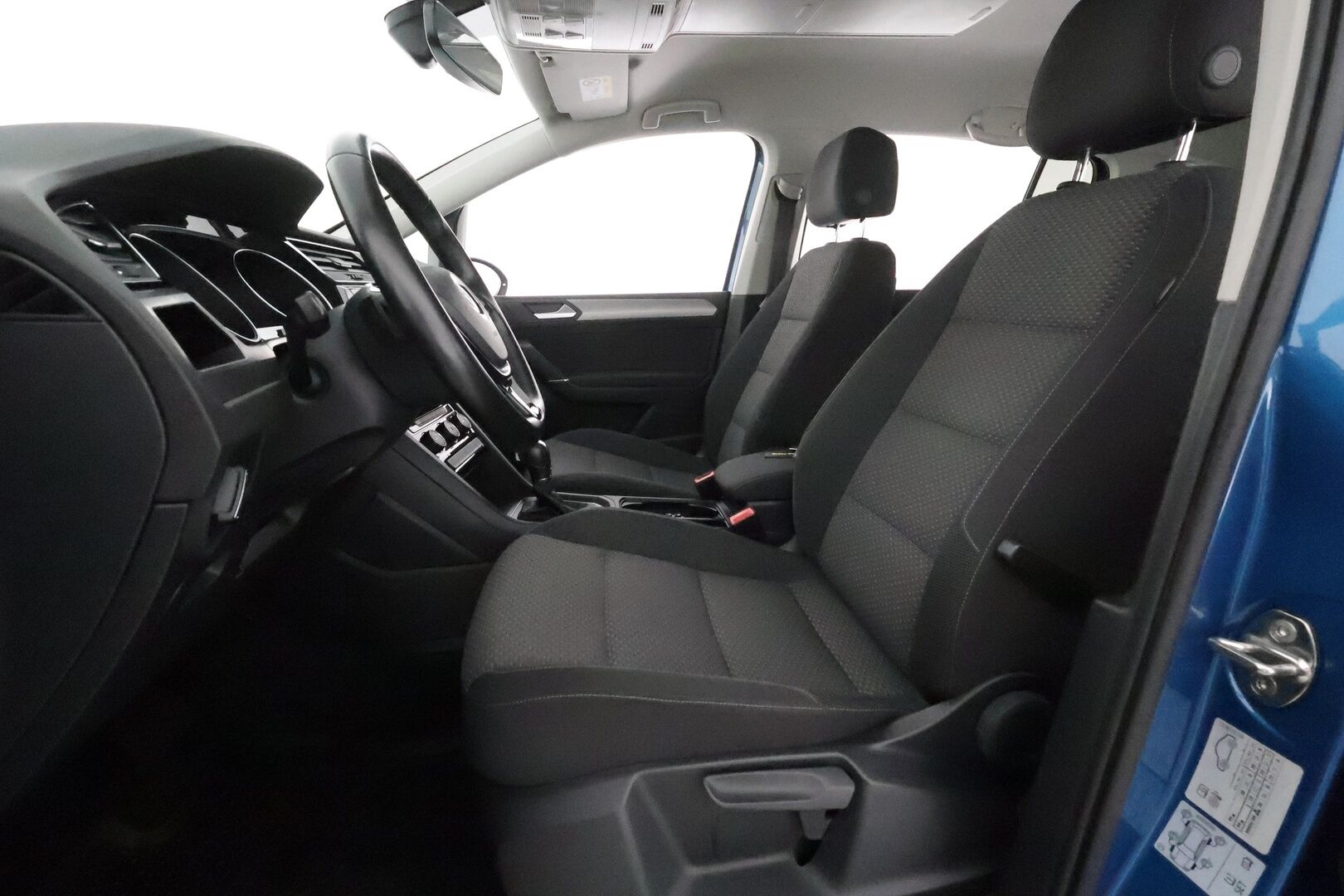 VOLKSWAGEN TOURAN 2019 R-Line 1,5 TSI EVO 110 kW DSG 7-Paik **Webasto / Koukku / Adapt.Vakkari / LED-valot / P.Kamera** - 3,99% KORKOTARJOUS TÄHÄN AUTOON 21.9. ASTI - Kahdet Renkaat / R-line ulkopaketti / Metalliväri / Tehtaan vetokoukku 