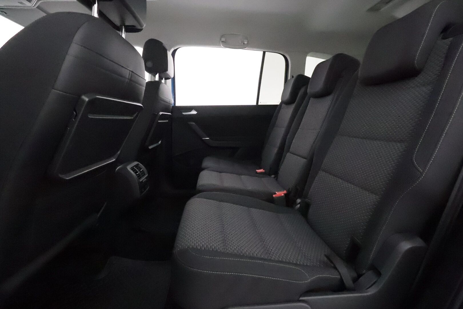 VOLKSWAGEN TOURAN 2019 R-Line 1,5 TSI EVO 110 kW DSG 7-Paik **Webasto / Koukku / Adapt.Vakkari / LED-valot / P.Kamera** - Kahdet Renkaat / R-line ulkopaketti / Metalliväri / Tehtaan vetokoukku