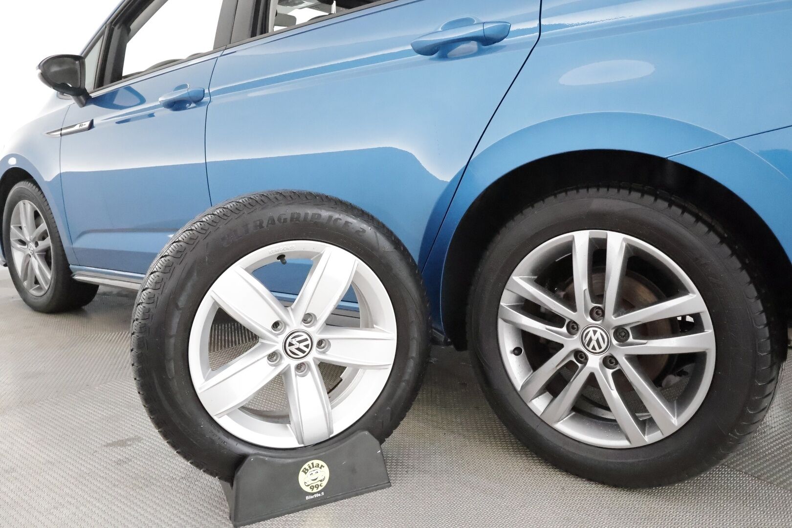 VOLKSWAGEN TOURAN 2019 R-Line 1,5 TSI EVO 110 kW DSG 7-Paik **Webasto / Koukku / Adapt.Vakkari / LED-valot / P.Kamera** - Kahdet Renkaat / R-line ulkopaketti / Metalliväri / Tehtaan vetokoukku