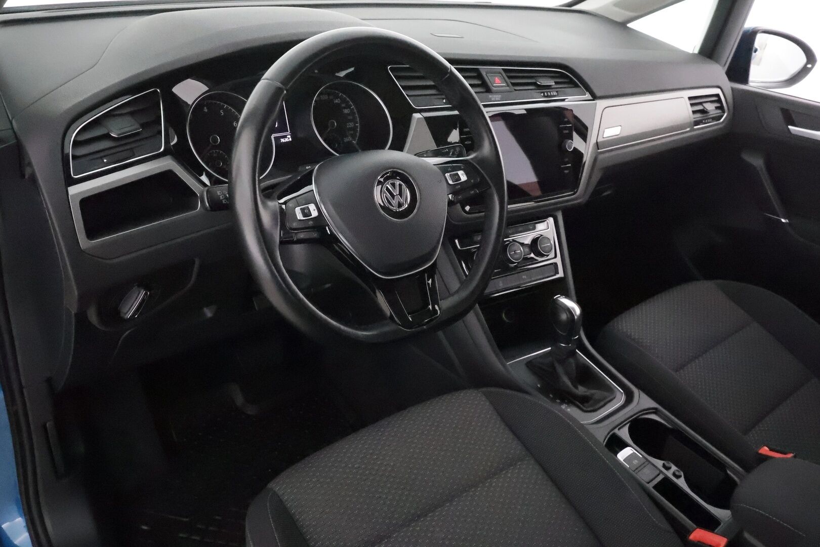 VOLKSWAGEN TOURAN 2019 R-Line 1,5 TSI EVO 110 kW DSG 7-Paik **Webasto / Koukku / Adapt.Vakkari / LED-valot / P.Kamera** - 3,99 % KORKOTARJOUS TÄHÄN AUTOON - Kahdet Renkaat
