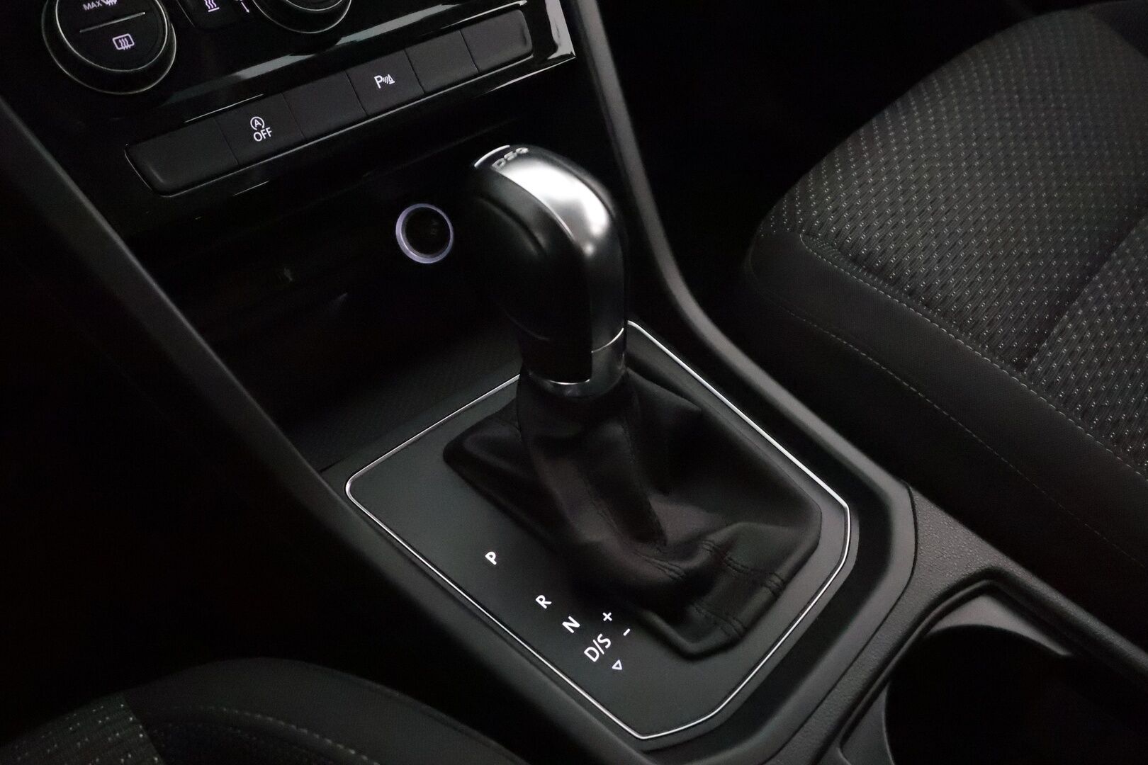 VOLKSWAGEN TOURAN 2019 R-Line 1,5 TSI EVO 110 kW DSG 7-Paik **Webasto / Koukku / Adapt.Vakkari / LED-valot / P.Kamera** - Kahdet Renkaat / R-line ulkopaketti / Metalliväri / Tehtaan vetokoukku