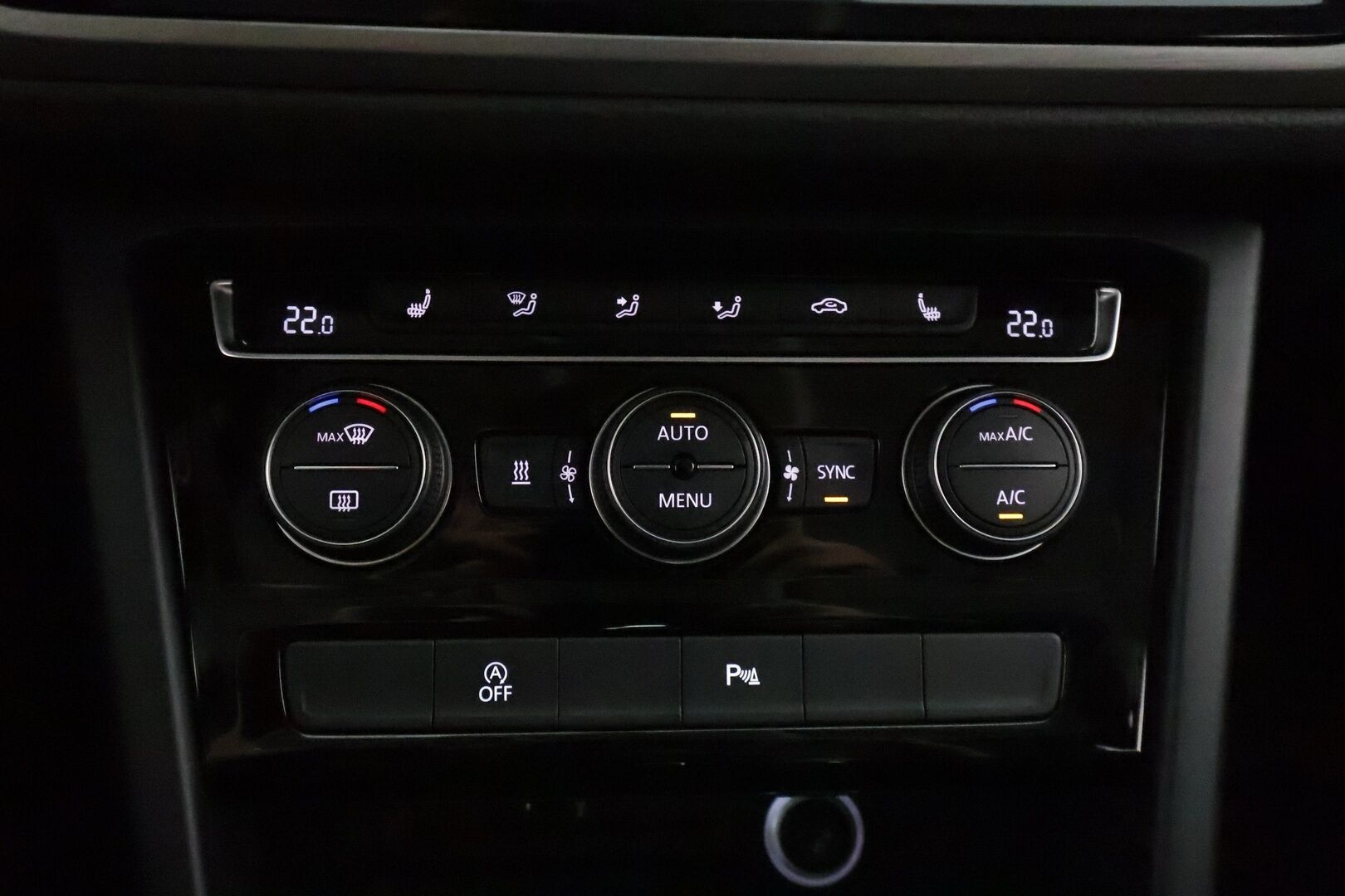 VOLKSWAGEN TOURAN 2019 R-Line 1,5 TSI EVO 110 kW DSG 7-Paik **Webasto / Koukku / Adapt.Vakkari / LED-valot / P.Kamera** - Kahdet Renkaat / R-line ulkopaketti / Metalliväri / Tehtaan vetokoukku