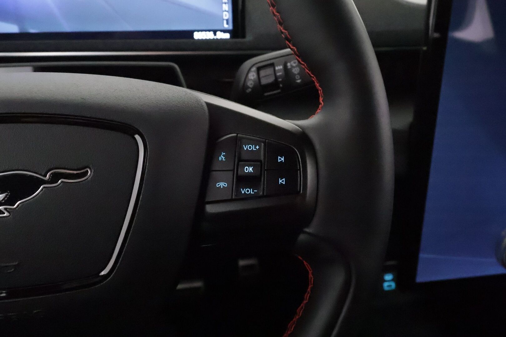FORD MUSTANG MACH-E 2021 AWD *Lasikatto / Bang&Olufsen / ACC / LED-valot / 360° / Muistipenkki / Navi / Kaistavahti / Keyless* - 3,99 % KORKOTARJOUS TÄHÄN AUTOON - Akku kuntotarkastettu / ALV / Molemmat laturit / Merkkihuollettu / Seuraava huolto 2027