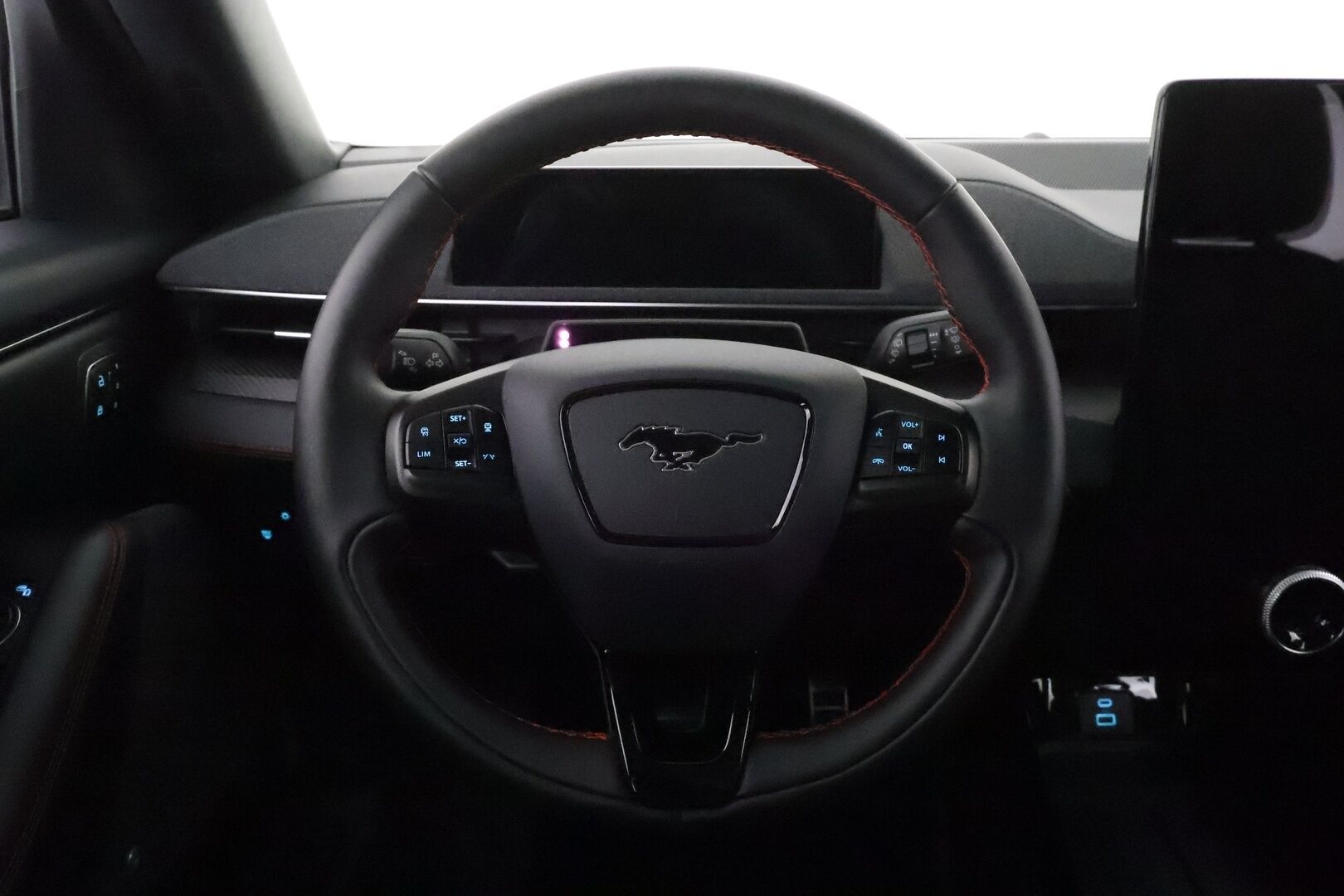 FORD MUSTANG MACH-E 2021 AWD *Lasikatto / Bang&Olufsen / ACC / LED-valot / 360° / Muistipenkki / Navi / Kaistavahti / Keyless* - 3,99 % KORKOTARJOUS TÄHÄN AUTOON - Akku kuntotarkastettu / ALV / Molemmat laturit / Merkkihuollettu / Seuraava huolto 2027