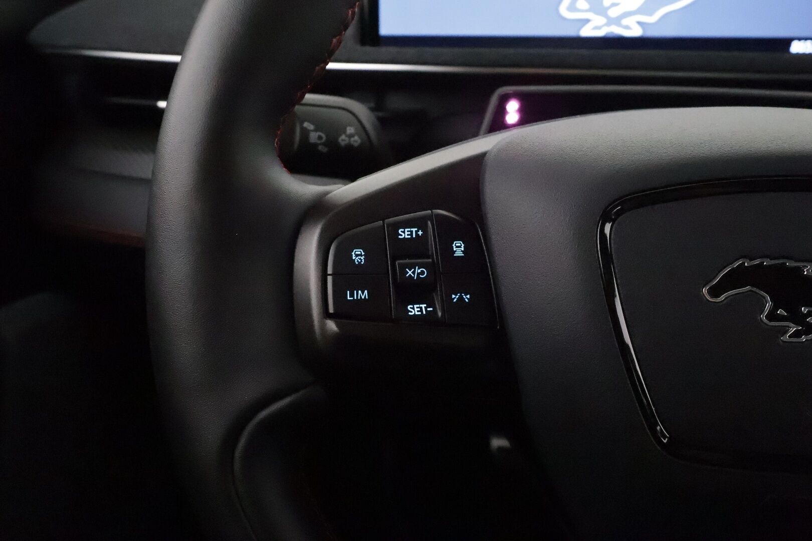 FORD MUSTANG MACH-E 2021 AWD *Lasikatto / Bang&Olufsen / ACC / LED-valot / 360° / Muistipenkki / Navi / Kaistavahti / Keyless* - 3,99 % KORKOTARJOUS TÄHÄN AUTOON - Akku kuntotarkastettu / ALV / Molemmat laturit / Merkkihuollettu / Seuraava huolto 2027