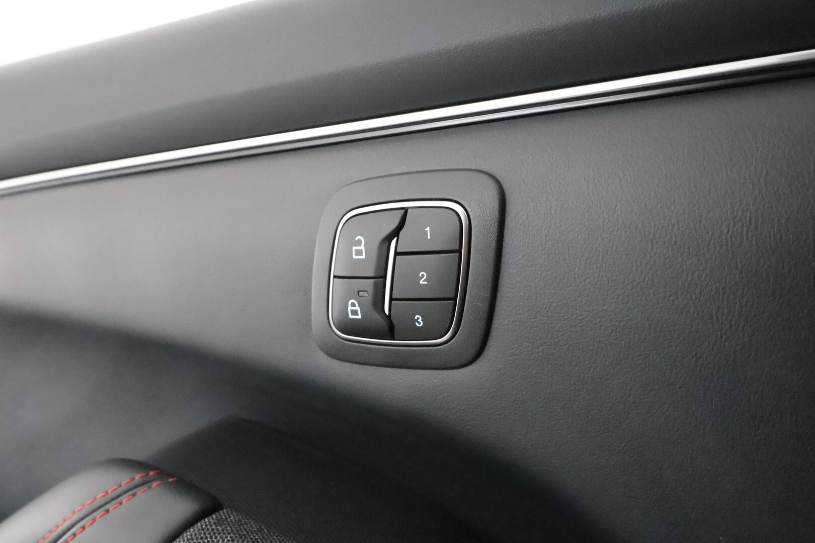 FORD MUSTANG MACH-E 2021 AWD *Lasikatto / Bang&Olufsen / ACC / LED-valot / 360° / Muistipenkki / Navi / Kaistavahti / Keyless* - 3,99 % KORKOTARJOUS TÄHÄN AUTOON - Akku kuntotarkastettu / ALV / Molemmat laturit / Merkkihuollettu / Seuraava huolto 2027