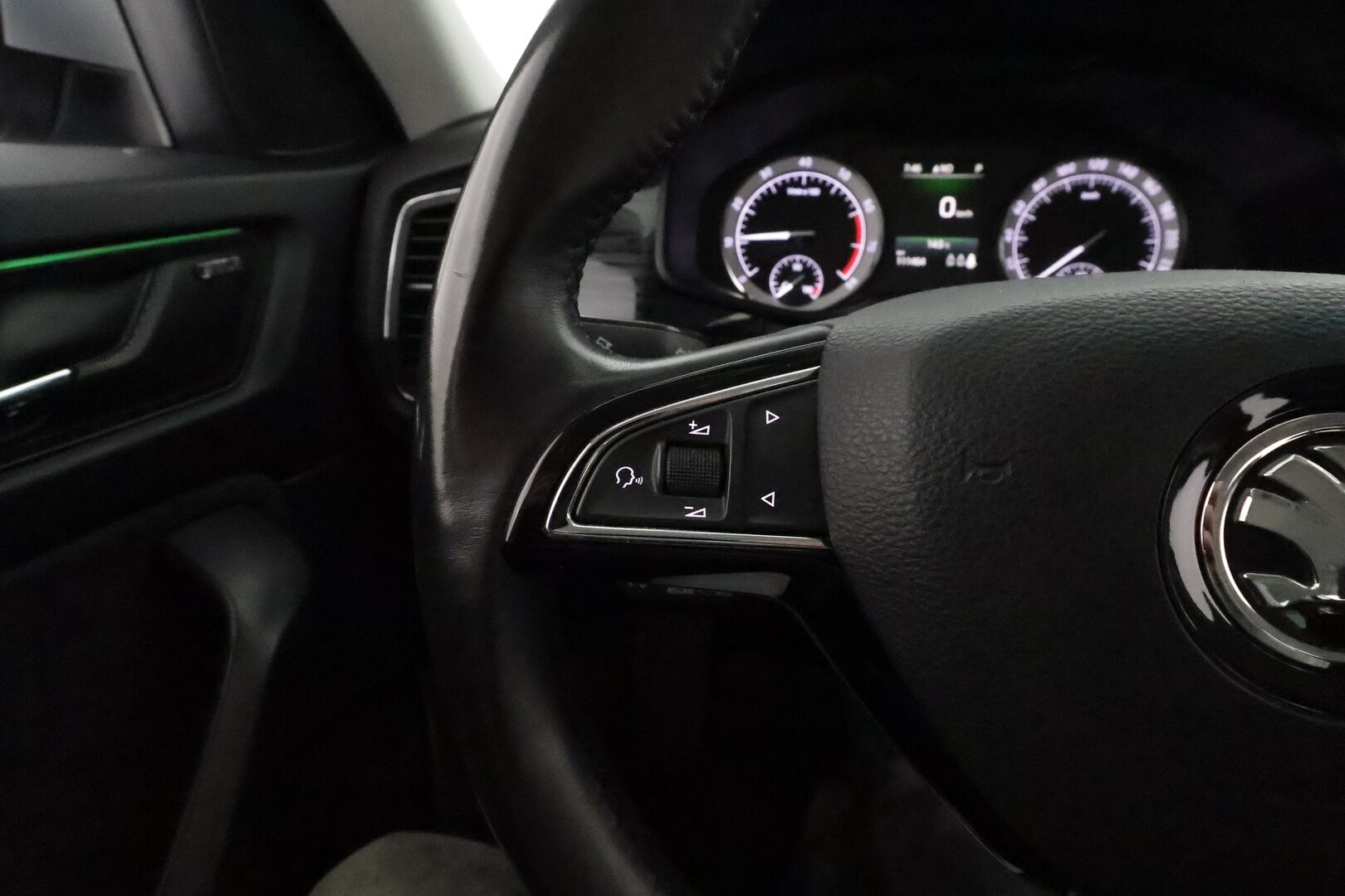 SKODA KODIAQ 2019 2,0 TSI 4x4 Scout DSG Autom. **Webasto / Canton / Koukku / P.kamera / Adapt.vakkari / KeylessGo** - 3,99 % KORKOTARJOUS TÄHÄN AUTOON - Merkkihuollettu