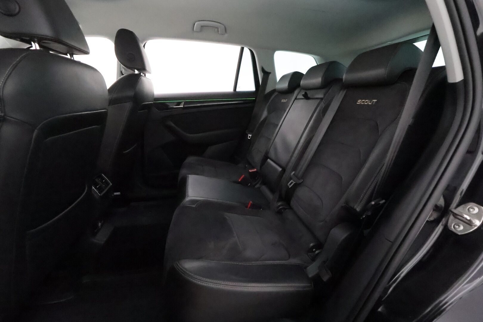 SKODA KODIAQ 2019 2,0 TSI 4x4 Scout DSG Autom. **Webasto / Canton / Koukku / P.kamera / Adapt.vakkari / KeylessGo** - 3,99 % KORKOTARJOUS TÄHÄN AUTOON - Merkkihuollettu