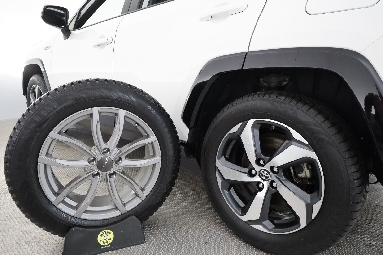 TOYOTA RAV4 PLUG-IN 2022 Hybrid 2,5 AWD-i Active **Adapt.Vakkari / P.kamera / LED-valot / Sisätilanlämmitin / Koukku / Kaistavahti / KeylessGO** - 3,99 % KORKOTARJOUS TÄHÄN AUTOON - 2x Latauskaapelit / Kahdet Renkaat