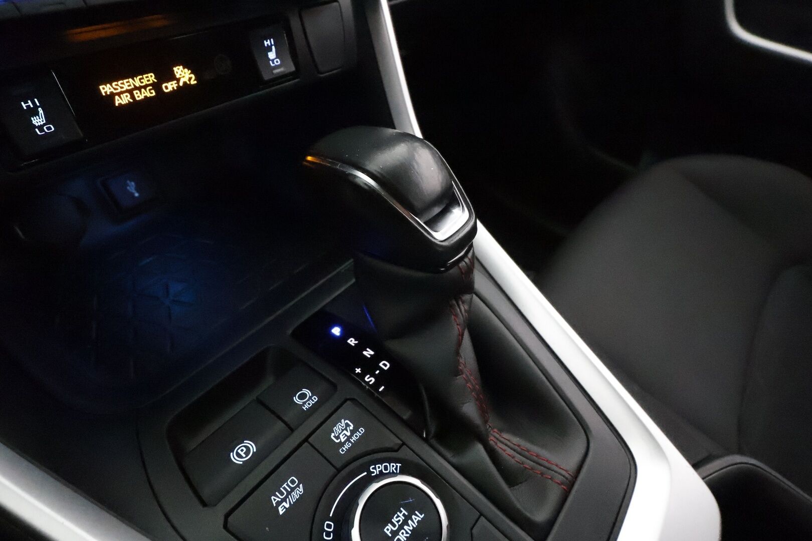 TOYOTA RAV4 PLUG-IN 2022 Hybrid 2,5 AWD-i Active **Adapt.Vakkari / P.kamera / LED-valot / Sisätilanlämmitin / Koukku / Kaistavahti / KeylessGO** - 3,99 % KORKOTARJOUS TÄHÄN AUTOON - 2x Latauskaapelit / Kahdet Renkaat