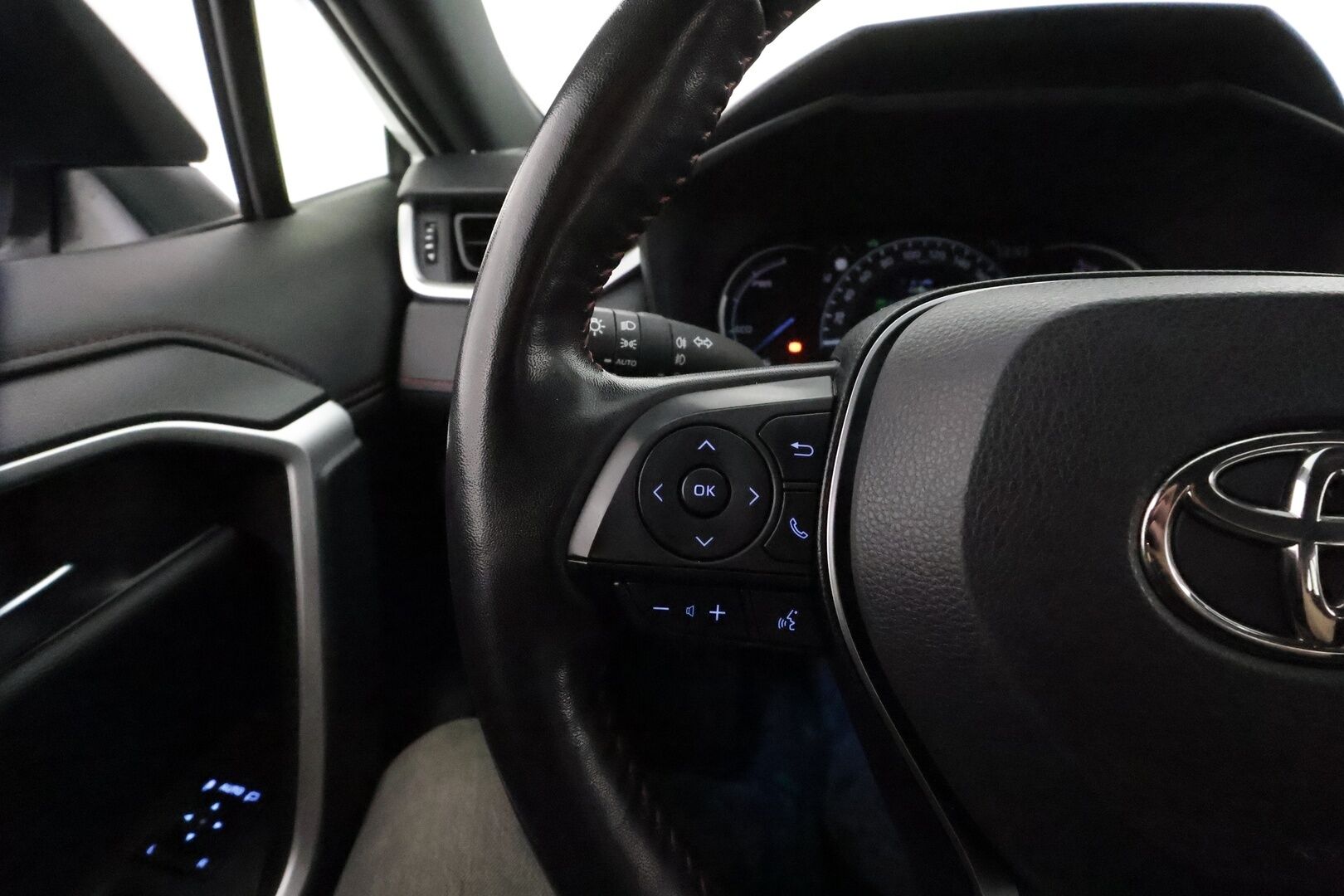 TOYOTA RAV4 PLUG-IN 2022 Hybrid 2,5 AWD-i Active **Adapt.Vakkari / P.kamera / LED-valot / Sisätilanlämmitin / Koukku / Kaistavahti / KeylessGO** - 3,99 % KORKOTARJOUS TÄHÄN AUTOON - 2x Latauskaapelit / Kahdet Renkaat