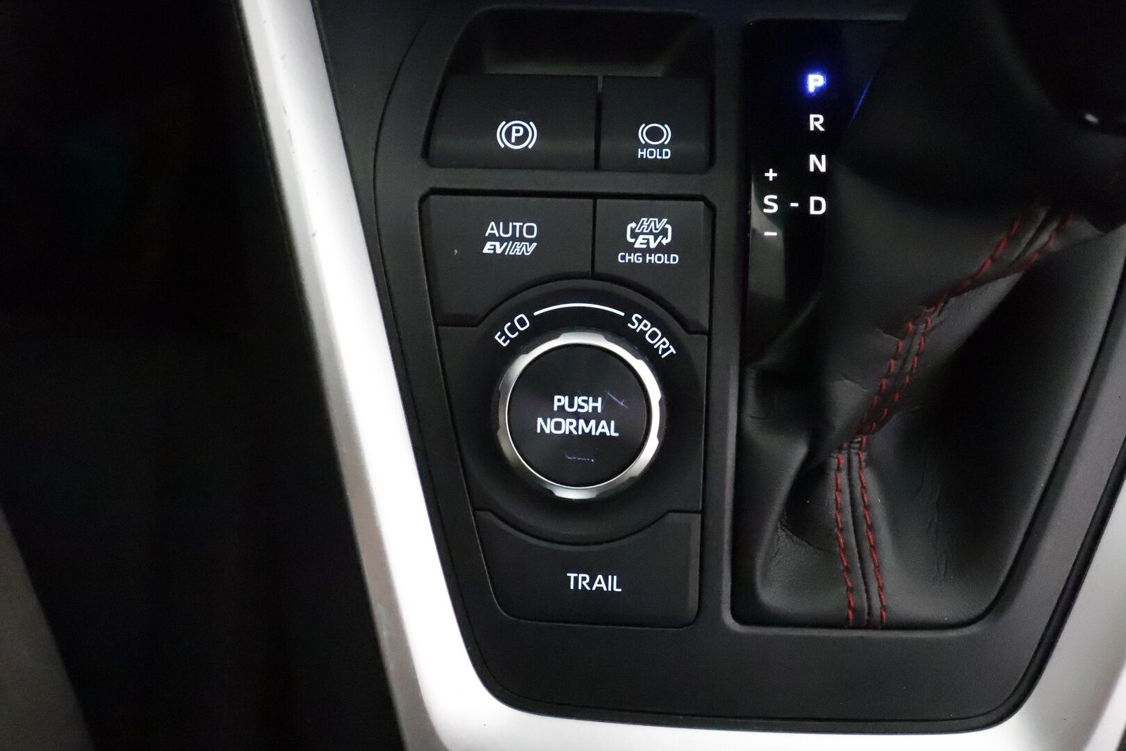 TOYOTA RAV4 PLUG-IN 2022 Hybrid 2,5 AWD-i Active **Adapt.Vakkari / P.kamera / LED-valot / Sisätilanlämmitin / Koukku / Kaistavahti / KeylessGO** - 3,99 % KORKOTARJOUS TÄHÄN AUTOON - 2x Latauskaapelit / Kahdet Renkaat