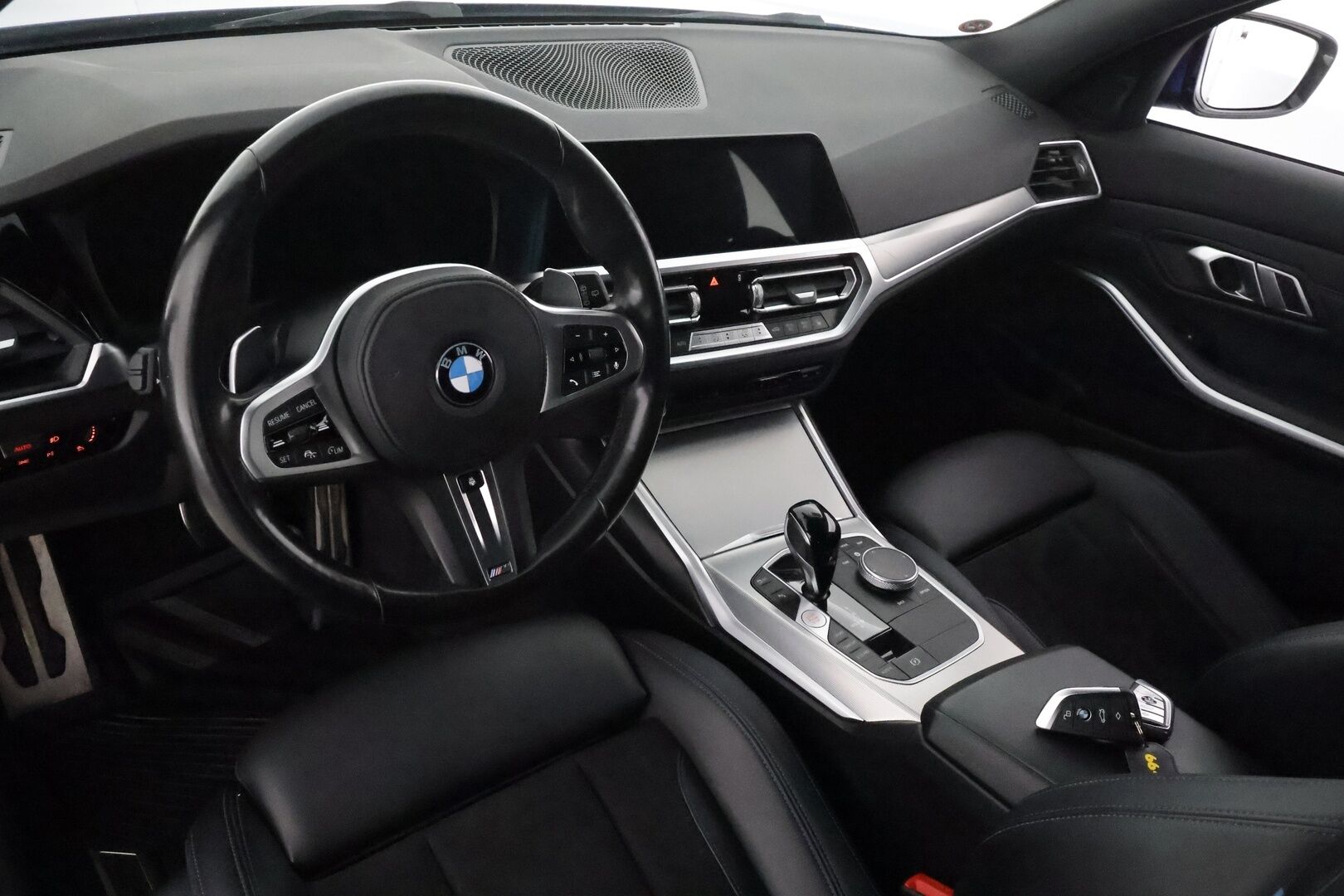 BMW 320 2022 G21 Touring xDrive M-Sport MHEV**Adapt.vakkari / Webasto / Koukku / Hifi / P.kamera / Sporttipenkit / Digimittaristo** - 3,99 % KORKOTARJOUS TÄHÄN AUTOON - Kahdet renkaat aluvanteilla / Merkkihuollettu / Puskurin alle taittuva vetokoukku