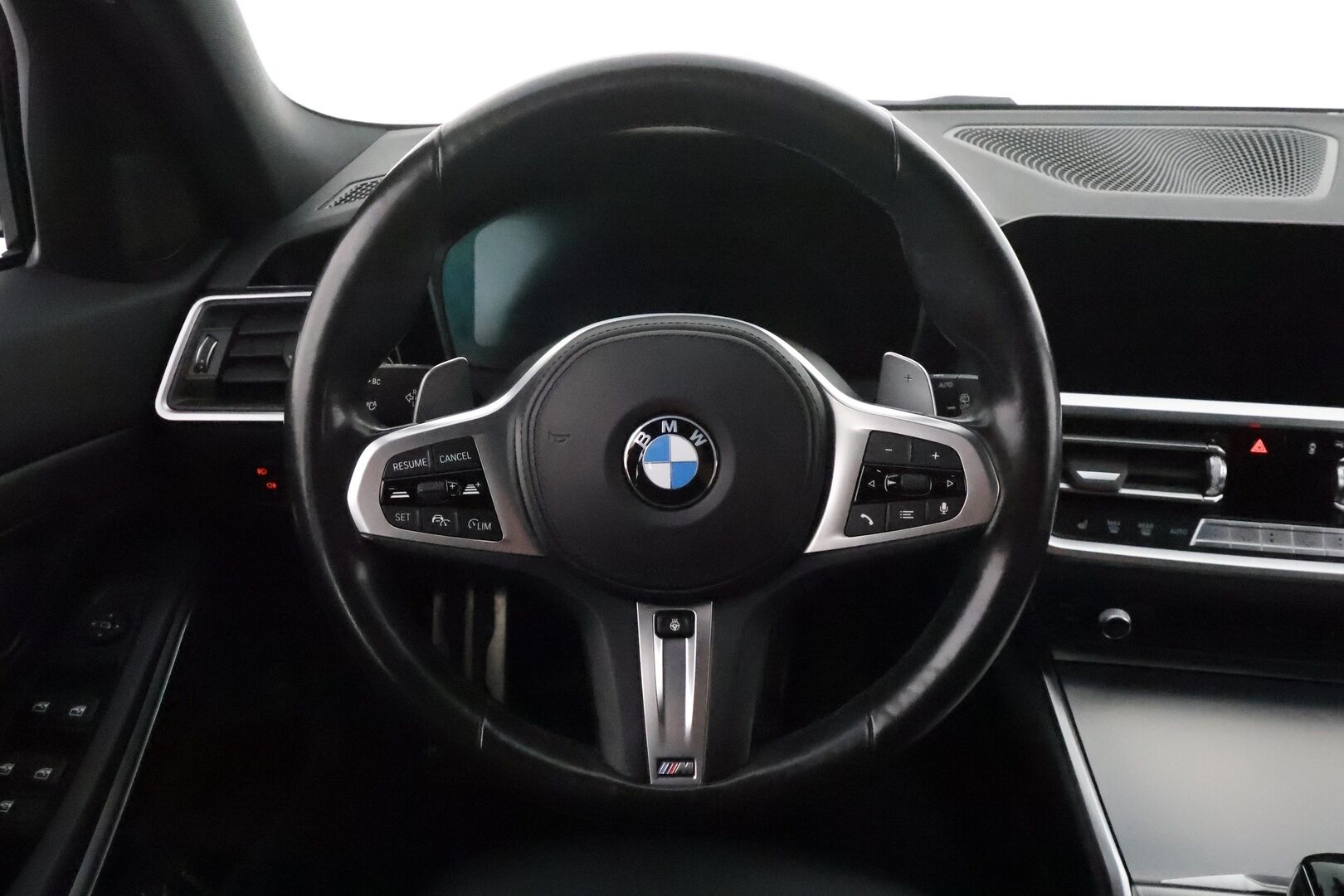 BMW 320 2022 G21 Touring xDrive M-Sport MHEV**Adapt.vakkari / Webasto / Koukku / Hifi / P.kamera / Sporttipenkit / Digimittaristo** - 3,99 % KORKOTARJOUS TÄHÄN AUTOON - Kahdet renkaat aluvanteilla / Merkkihuollettu / Puskurin alle taittuva vetokoukku