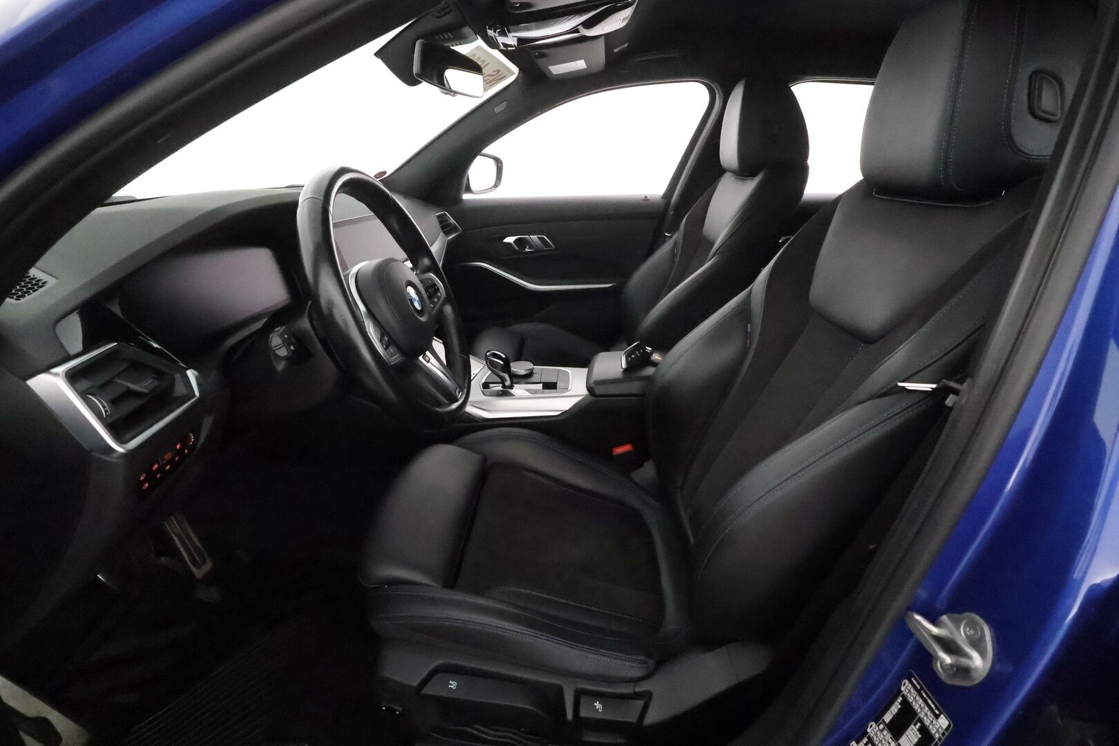 BMW 320 2022 G21 Touring xDrive M-Sport MHEV**Adapt.vakkari / Webasto / Koukku / Hifi / P.kamera / Sporttipenkit / Digimittaristo** - 3,99 % KORKOTARJOUS TÄHÄN AUTOON - Kahdet renkaat aluvanteilla / Merkkihuollettu / Puskurin alle taittuva vetokoukku