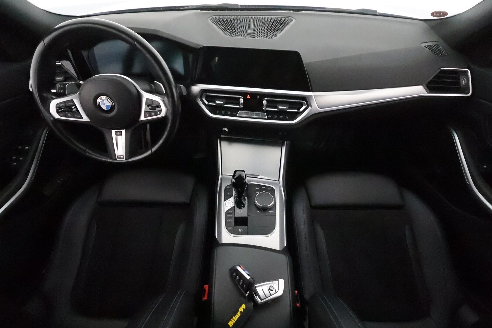 BMW 320 2022 d A G21 Touring xDrive M Sport MHEV**Adapt.vakkari / Webasto / Koukku / Hifi / P.kamera / Sporttipenkit / Digimittaristo** - 3,99% KORKOTARJOUS TÄHÄN AUTOON 21.9. ASTI - Kahdet renkaat aluvanteilla / Merkkihuollettu / Puskurin alle taittuva vetokoukku