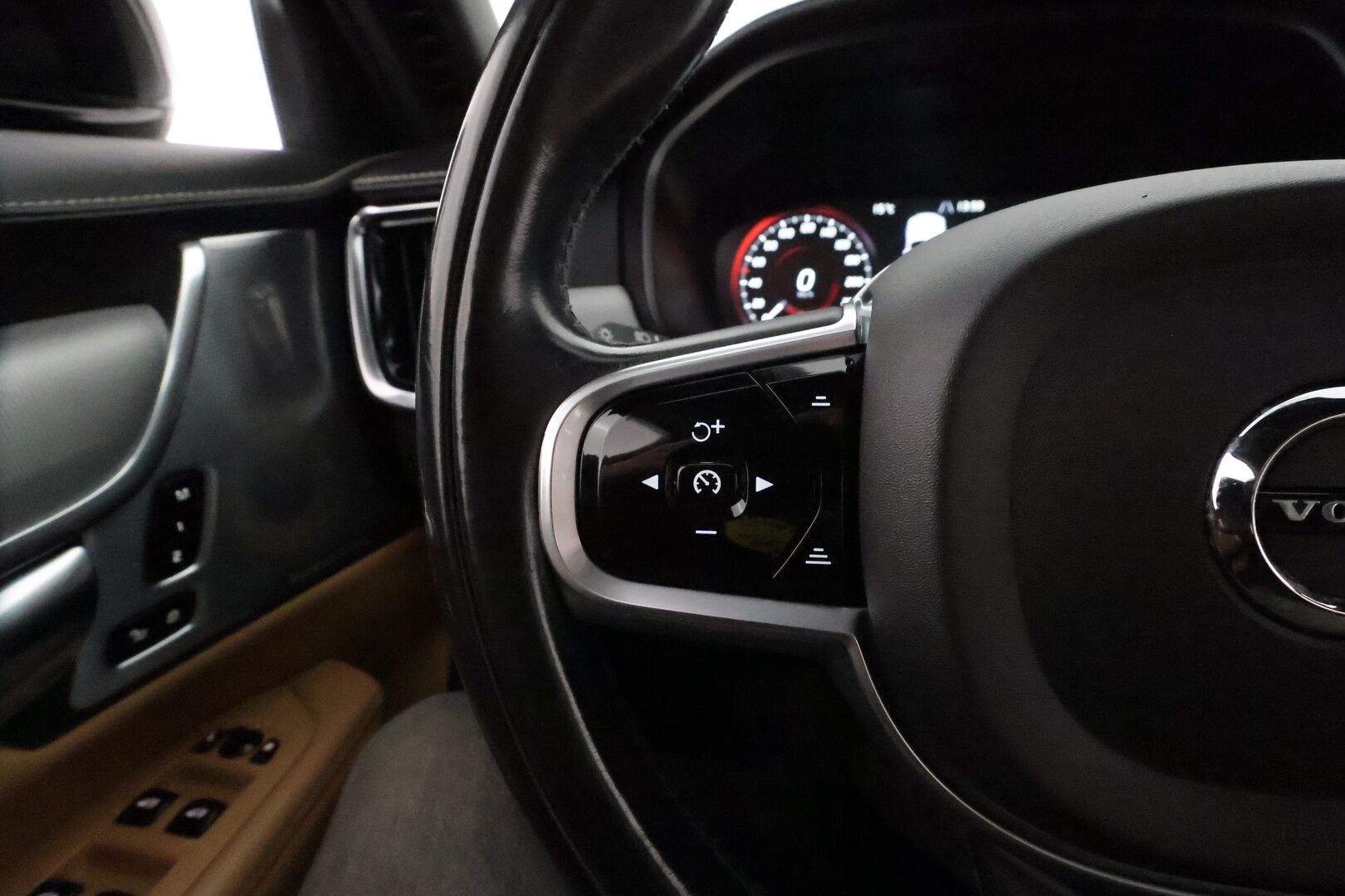 Volvo V90 2017 D5 AWD Inscription aut **Hierovat ja ilmastoidut penkit muistilla / Bowers & Wilkins / 360.kamera / Panorama / Koukku / Ruskeat nahat** - 3,99 % KORKOTARJOUS TÄHÄN AUTOON - KeylessGo / BLIS / Full LED / HUD