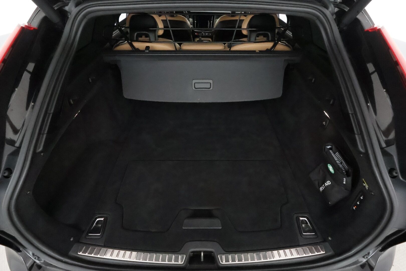 Volvo V90 2017 D5 AWD Inscription aut **Hierovat ja ilmastoidut penkit muistilla / Bowers & Wilkins / 360.kamera / Panorama / Koukku / Ruskeat nahat** - 3,99 % KORKOTARJOUS TÄHÄN AUTOON - KeylessGo / BLIS / Full LED / HUD