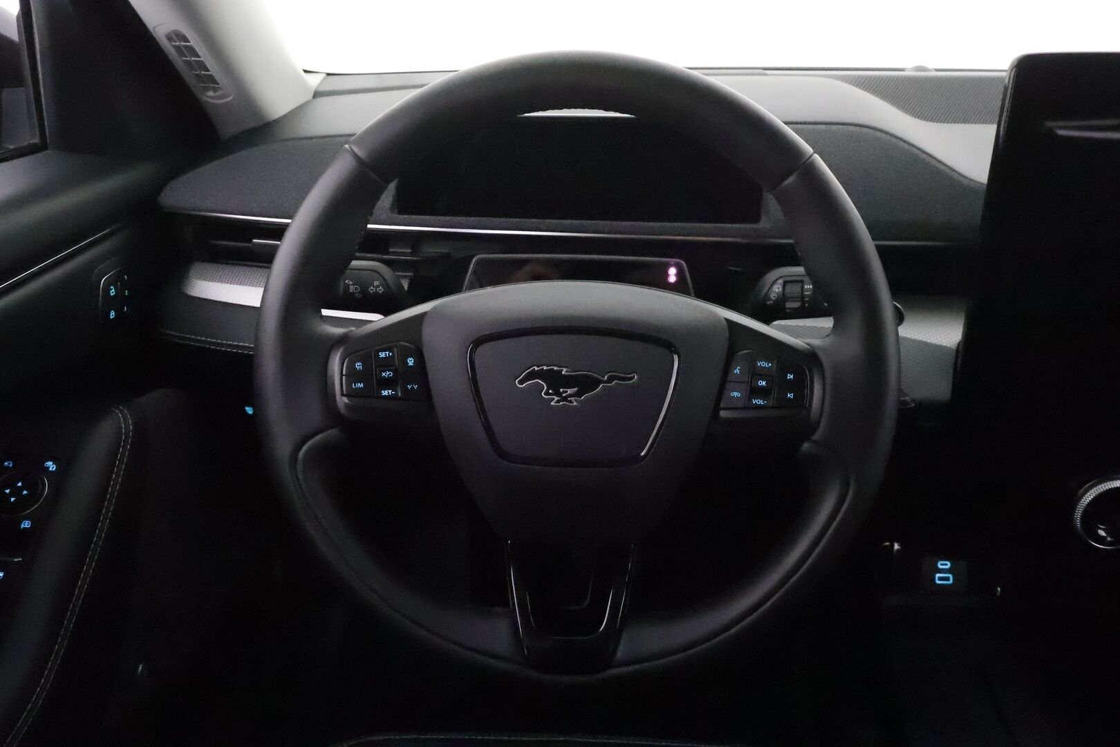 FORD MUSTANG MACH-E 2022 269hv RWD 5-ovinen **Koukku / Adapt.Vakkkari / Bang&Olufsen / Lasikatto / Muistipenkki / LED-valot /  Navi / Keyless** - 2x Latauskaapelit / Kahdet Renkaat