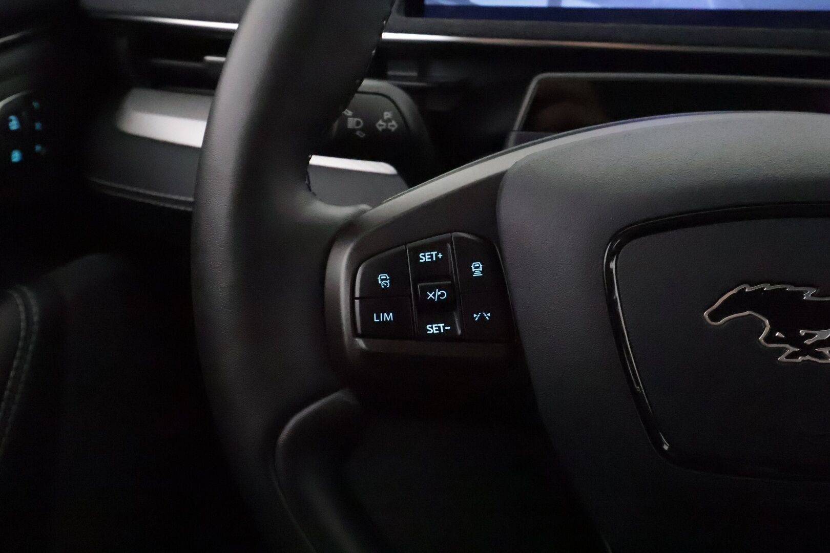 FORD MUSTANG MACH-E 2022 269hv RWD 5-ovinen **Koukku / Adapt.Vakkkari / Bang&Olufsen / Lasikatto / Muistipenkki / LED-valot /  Navi / Keyless** - 2x Latauskaapelit / Kahdet Renkaat