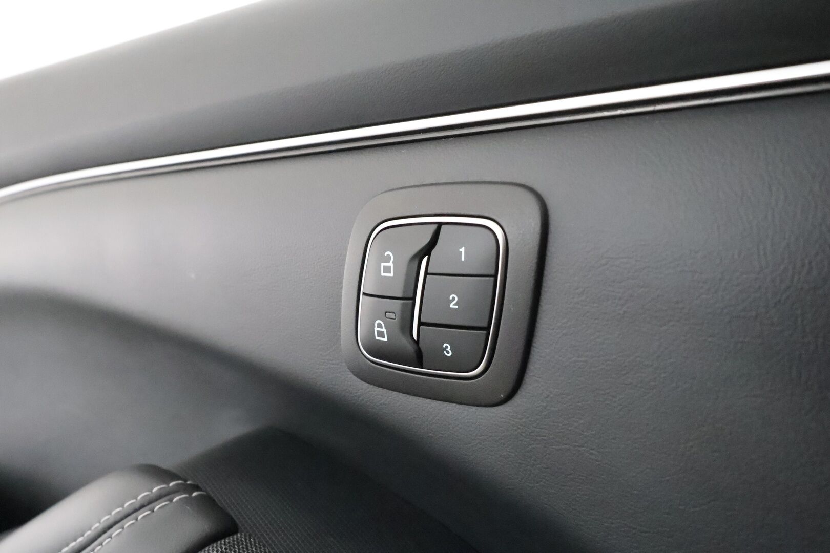 FORD MUSTANG MACH-E 2022 269hv RWD 5-ovinen **Koukku / Adapt.Vakkkari / Bang&Olufsen / Lasikatto / Muistipenkki / LED-valot /  Navi / Keyless** - 2x Latauskaapelit / Kahdet Renkaat