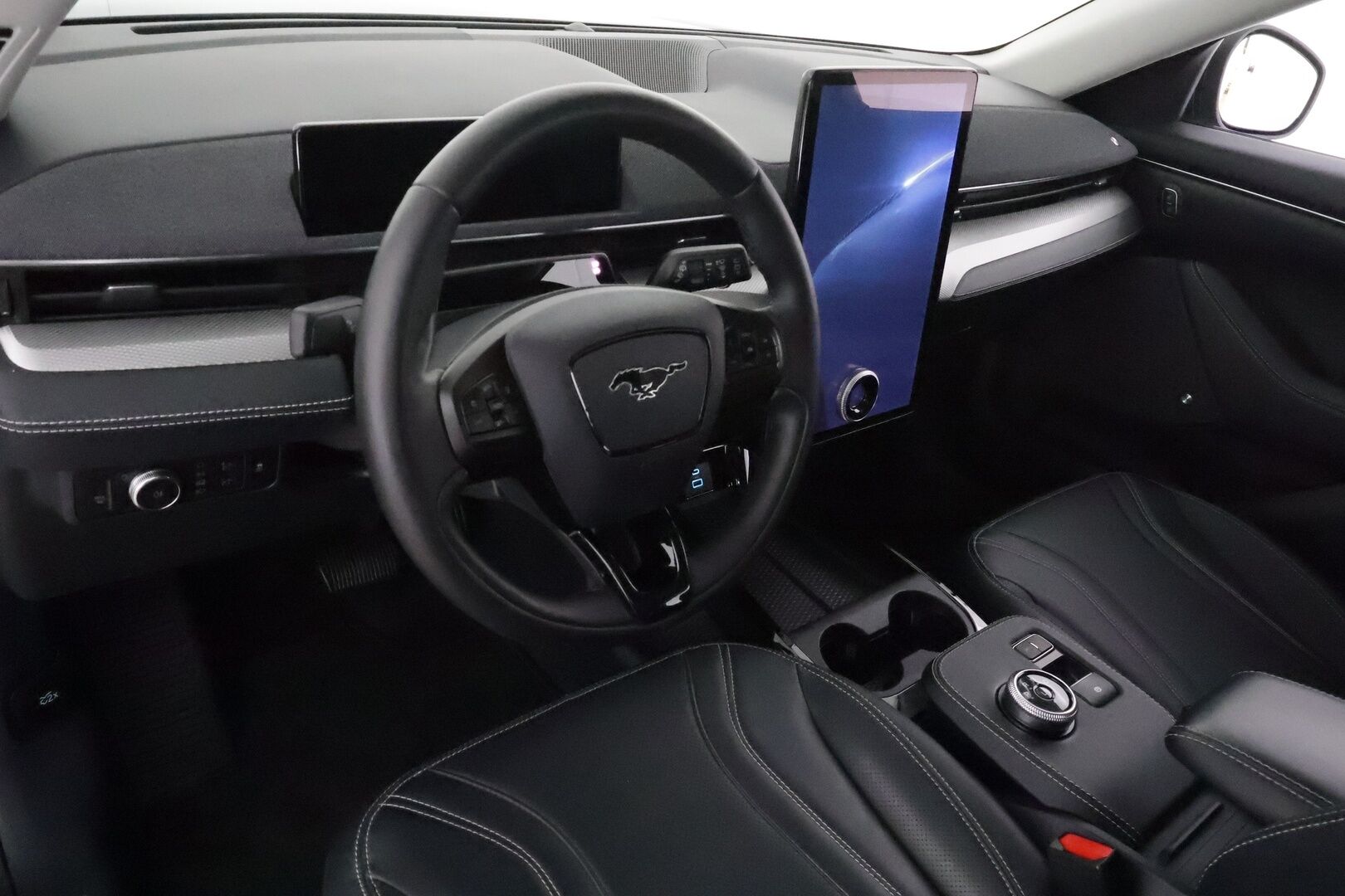 FORD MUSTANG MACH-E 2022 269hv RWD 5-ovinen **Koukku / Adapt.Vakkkari / Bang&Olufsen / Lasikatto / Muistipenkki / LED-valot /  Navi / Keyless** - 2x Latauskaapelit / Kahdet Renkaat