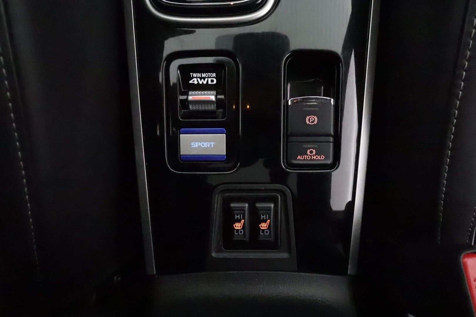 MITSUBISHI OUTLANDER PHEV 2019 S-Edition 5P **Adapt.vakkari / 360.kamera / Koukku / KeylessGo / Lämmitettävä tuulilasi** - Kahdet renkaat aluvanteilla / Merkkihuollettu