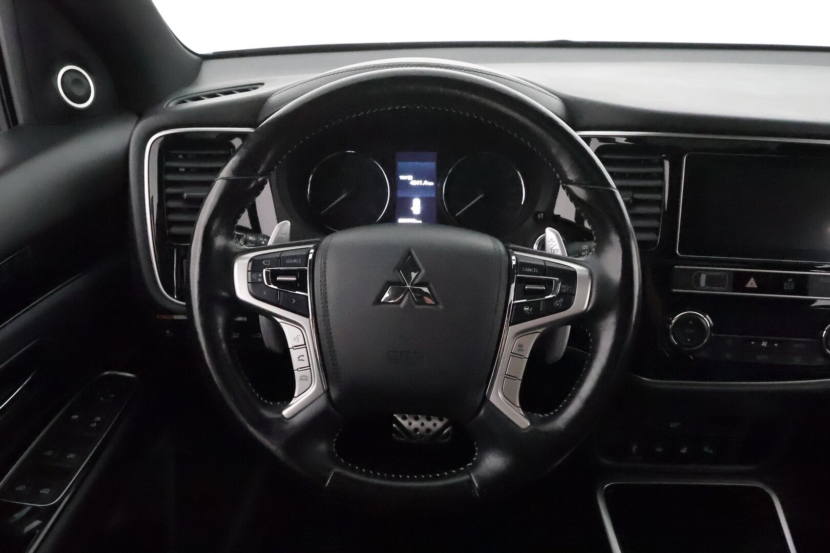 MITSUBISHI OUTLANDER PHEV 2019 S-Edition 5P **Adapt.vakkari / 360.kamera / Koukku / KeylessGo / Lämmitettävä tuulilasi** - Kahdet renkaat aluvanteilla / Merkkihuollettu