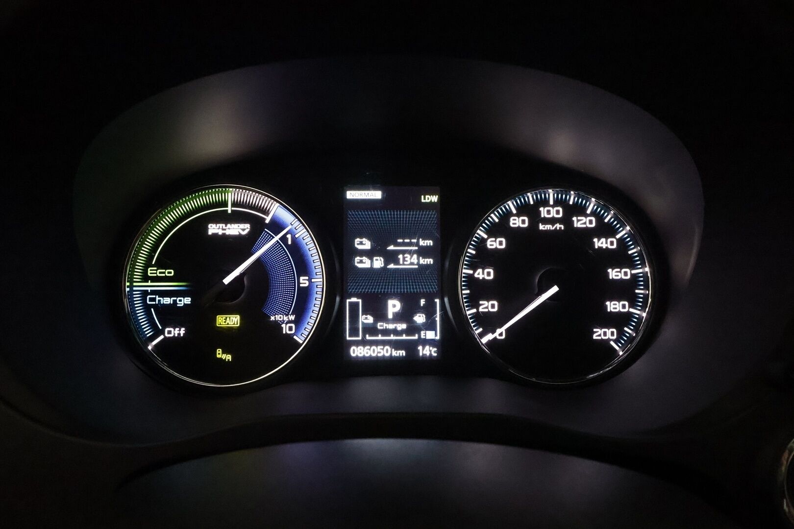 MITSUBISHI OUTLANDER PHEV 2019 S-Edition 5P **Adapt.vakkari / 360.kamera / Koukku / KeylessGo / Lämmitettävä tuulilasi** - Kahdet renkaat aluvanteilla / Merkkihuollettu