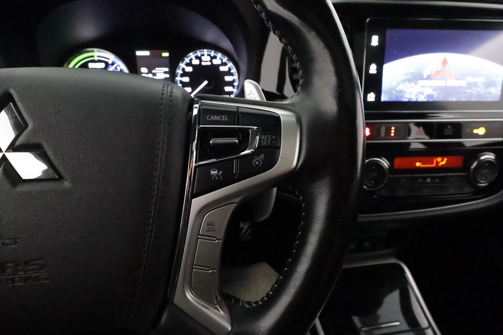 MITSUBISHI OUTLANDER PHEV 2019 S-Edition 5P **Adapt.vakkari / 360.kamera / Koukku / KeylessGo / Lämmitettävä tuulilasi** - Kahdet renkaat aluvanteilla / Merkkihuollettu