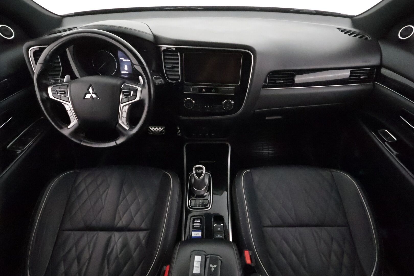 MITSUBISHI OUTLANDER PHEV 2019 S-Edition 5P **Adapt.vakkari / 360.kamera / Koukku / KeylessGo / Lämmitettävä tuulilasi** - Kahdet renkaat aluvanteilla / Merkkihuollettu