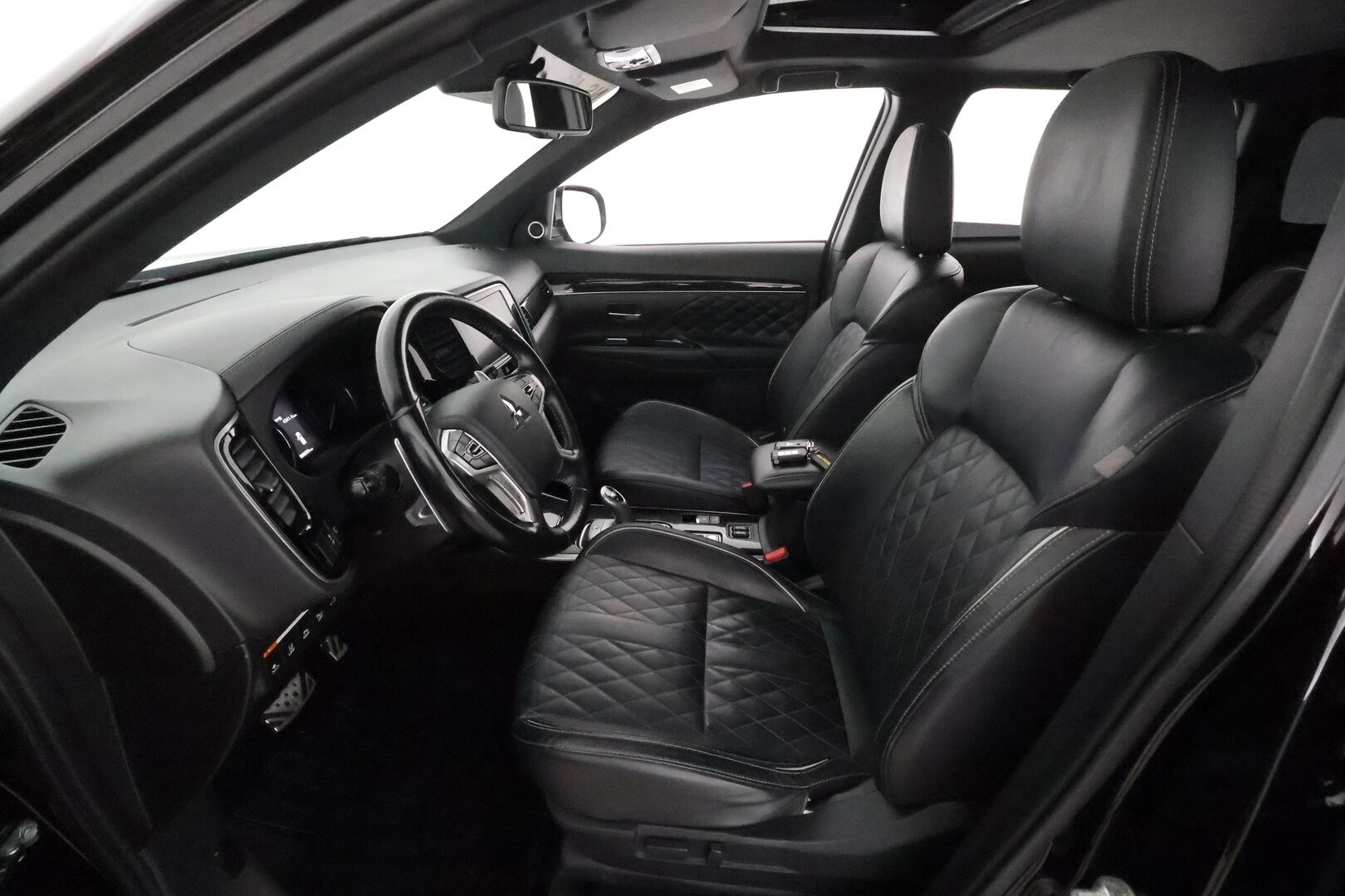 MITSUBISHI OUTLANDER PHEV 2019 S-Edition 5P **Adapt.vakkari / 360.kamera / Koukku / KeylessGo / Lämmitettävä tuulilasi** - Kahdet renkaat aluvanteilla / Merkkihuollettu